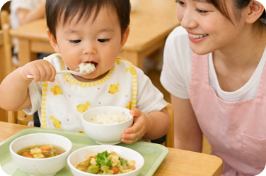 給食を食べる園児
