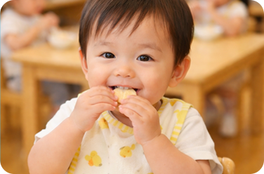 おやつを食べる園児